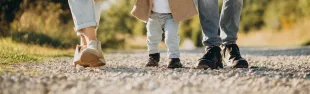 Genitori camminano con un bimbo