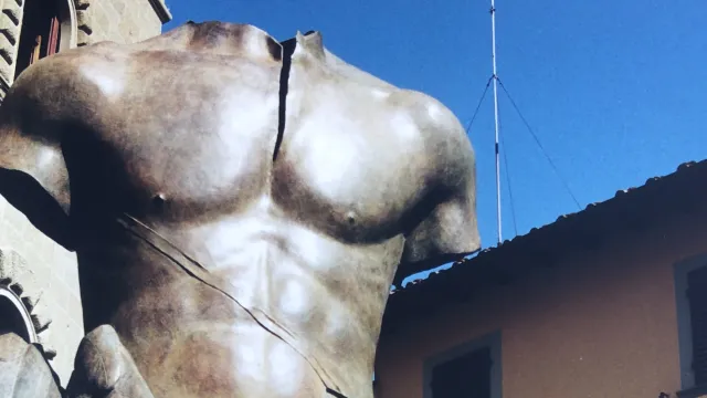 statua mitoraj torso alato